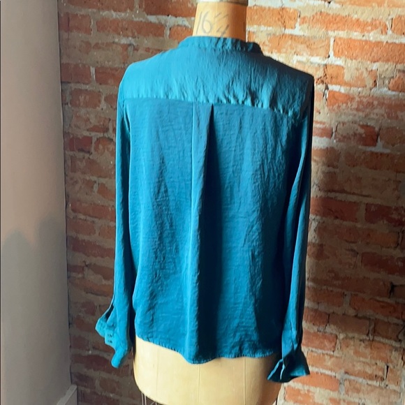 Silky evergreen blouse - Picture 2 of 4